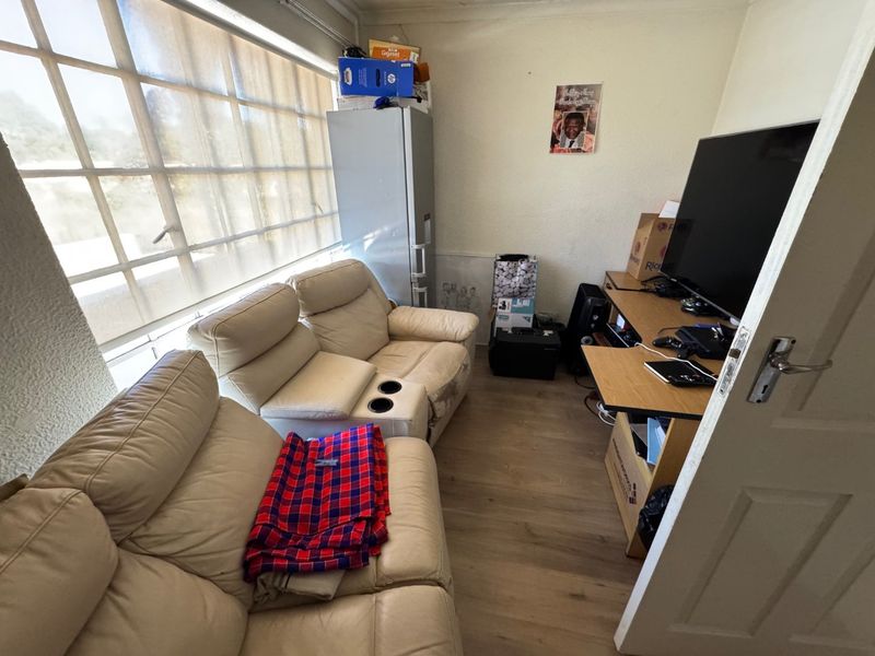 Spacious Family Home with Modern Comforts - Photo 2