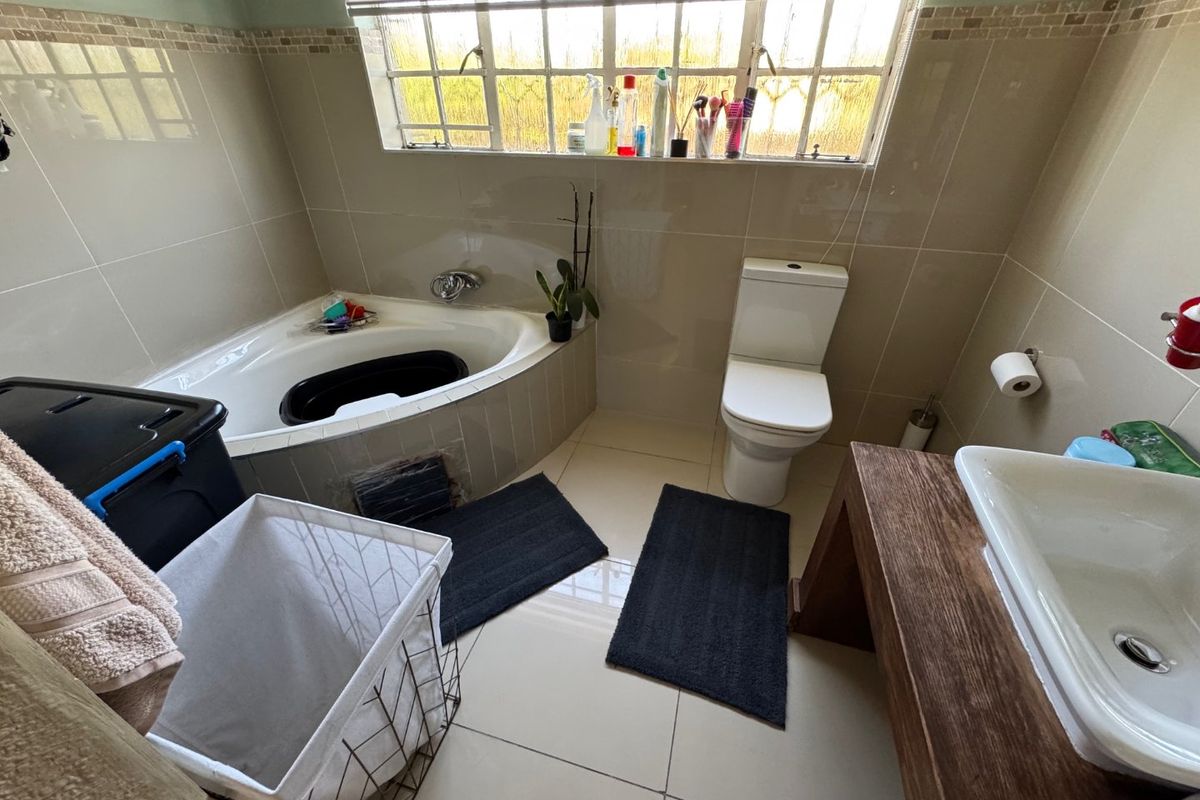 Spacious Family Home with Modern Comforts - Photo 4