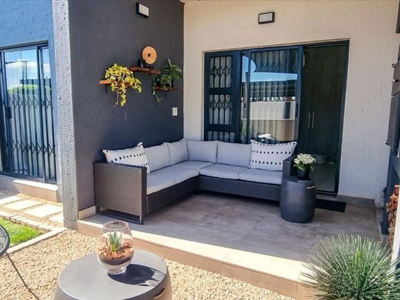 Charming Family Home with Abundant Space and Comfort - Photo 3