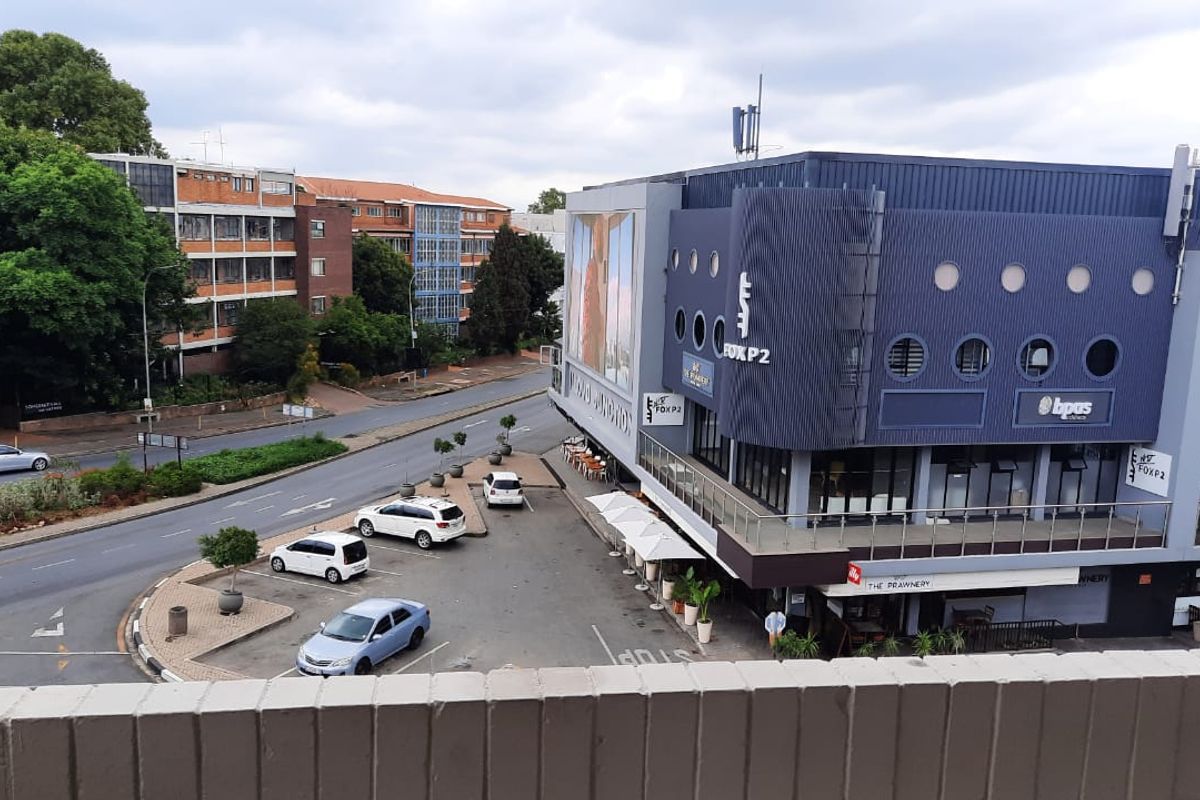 Large renovated 1 bed apartment in the heart of Illovo - Photo 5