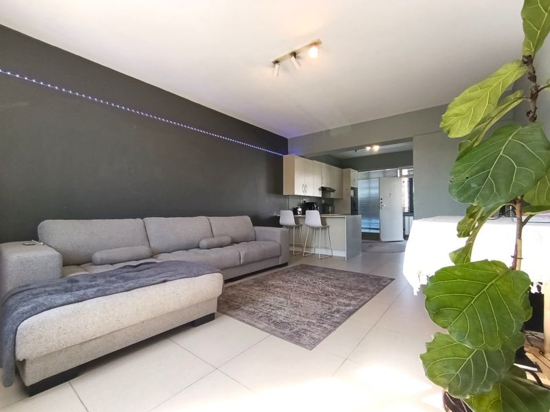Large renovated 1 bed apartment in the heart of Illovo - Photo 1