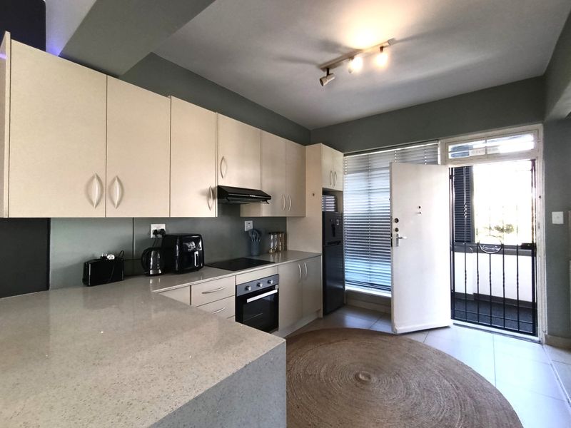 Large renovated 1 bed apartment in the heart of Illovo - Photo 10