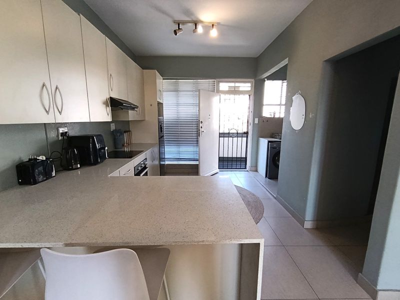 Large renovated 1 bed apartment in the heart of Illovo - Photo 8