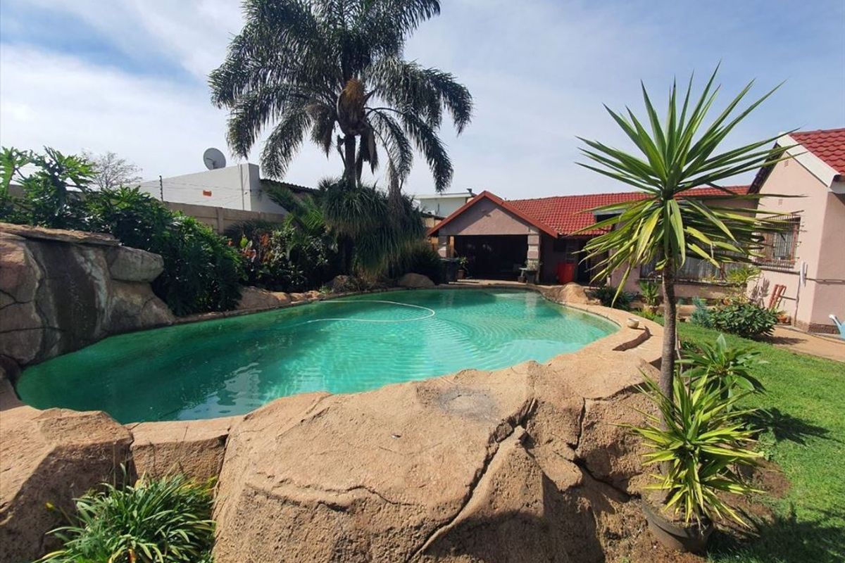 Elegant Family Home with Premium Garaging and Pool - Photo 3