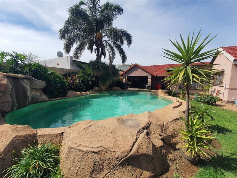 Elegant Family Home with Premium Garaging and Pool - Photo 3