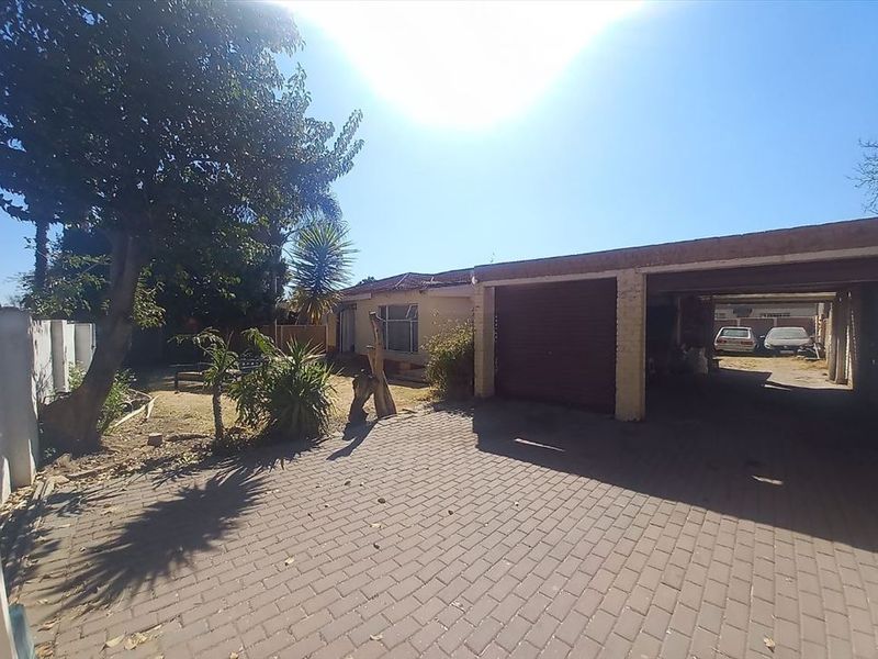 Spacious Six-Bedroom Home Perfect for Large Families - Photo 2