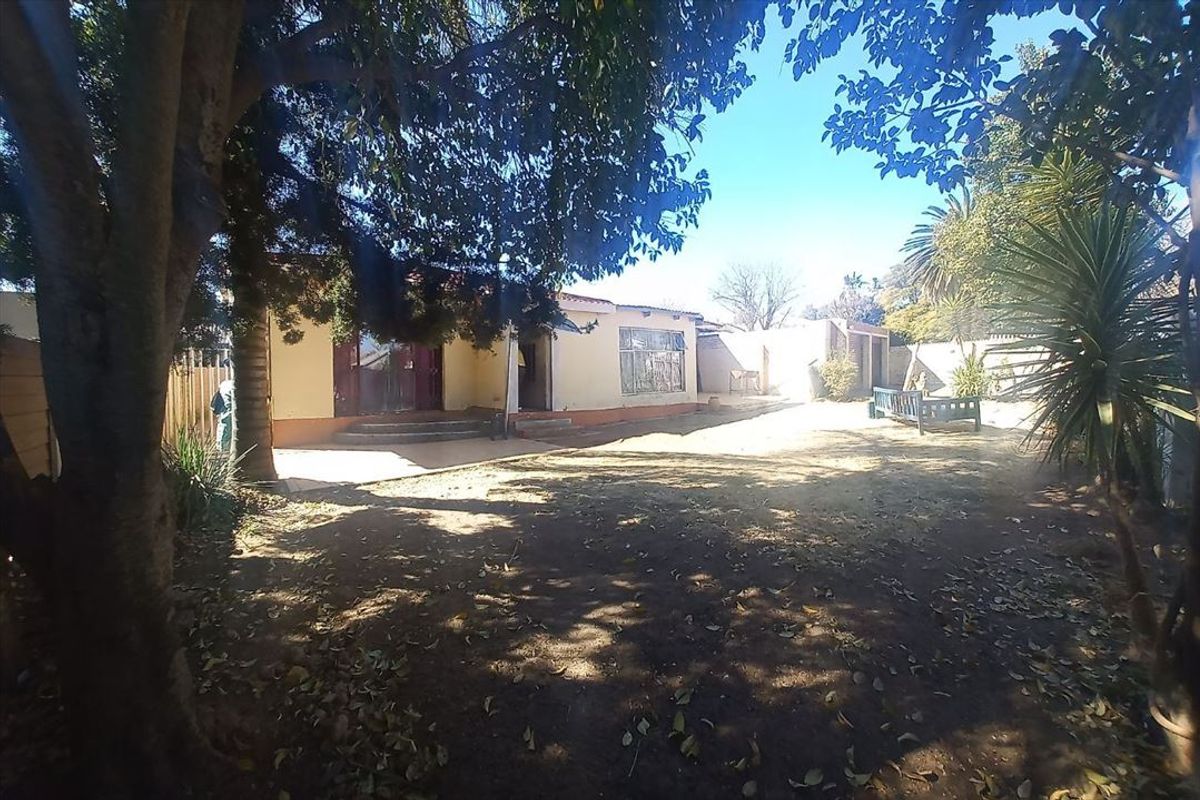 Spacious Six-Bedroom Home Perfect for Large Families - Photo 3