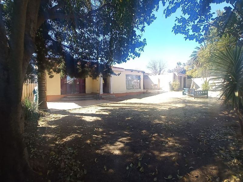 Spacious Six-Bedroom Home Perfect for Large Families - Photo 3