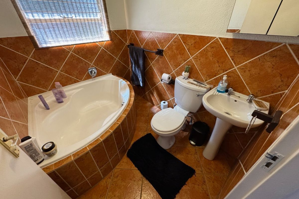 Modern Open-Plan Home with Stylish Finishes and Balcony Views - Photo 4