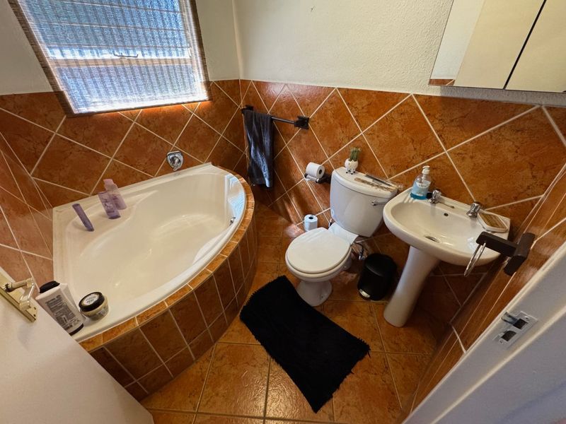 Modern Open-Plan Home with Stylish Finishes and Balcony Views - Photo 4