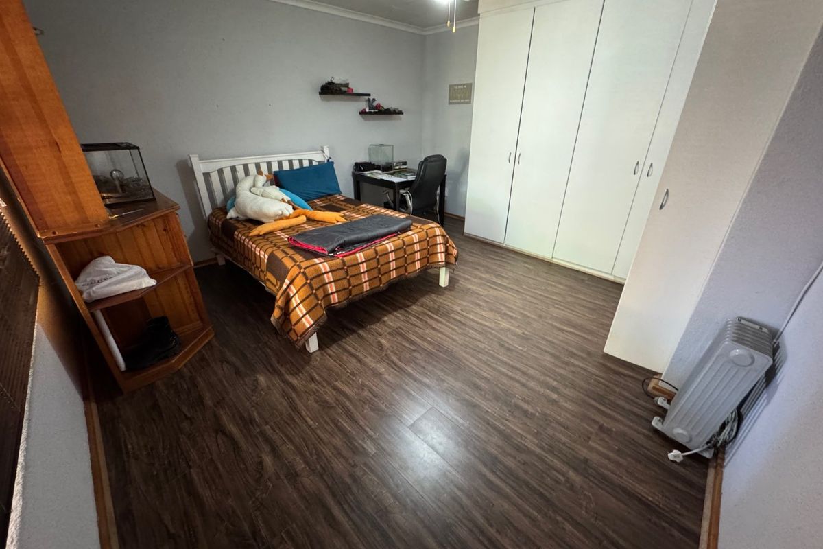 Modern Open-Plan Home with Stylish Finishes and Balcony Views - Photo 5