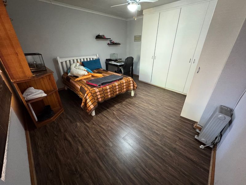 Modern Open-Plan Home with Stylish Finishes and Balcony Views - Photo 5