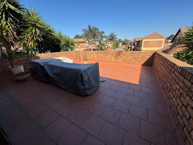 Modern Open-Plan Home with Stylish Finishes and Balcony Views - Photo 9