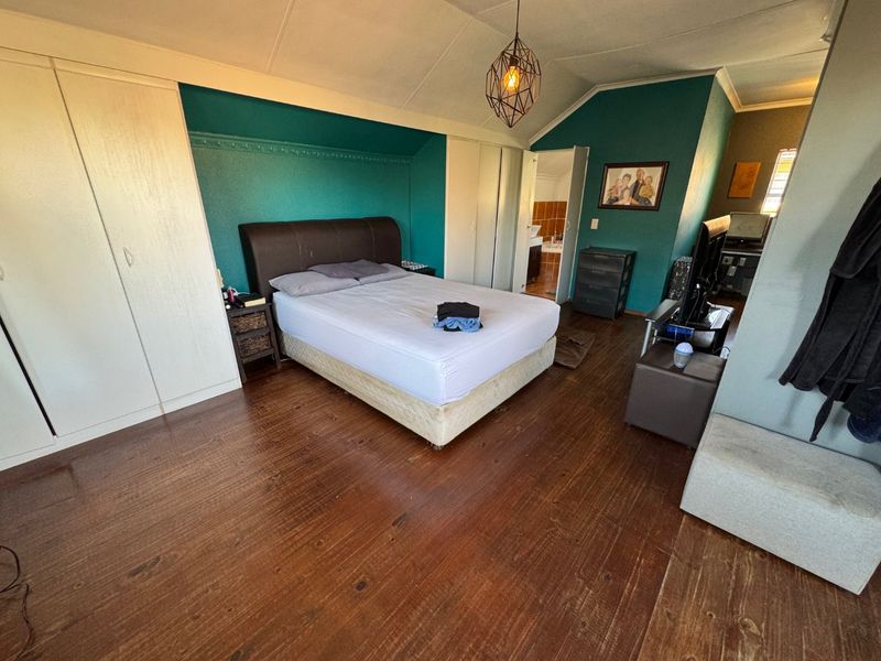 Modern Open-Plan Home with Stylish Finishes and Balcony Views - Photo 10