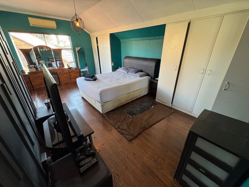 Modern Open-Plan Home with Stylish Finishes and Balcony Views - Photo 8