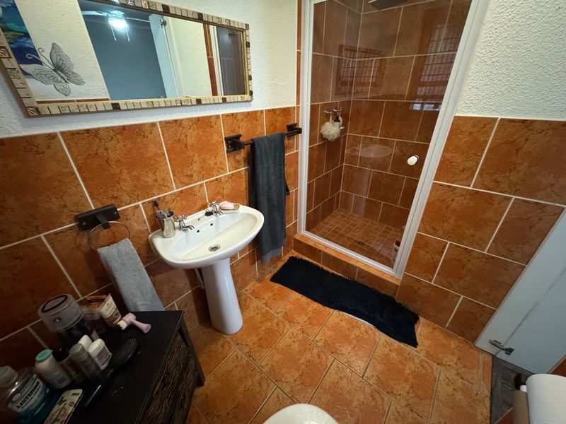 Modern Open-Plan Home with Stylish Finishes and Balcony Views - Photo 6