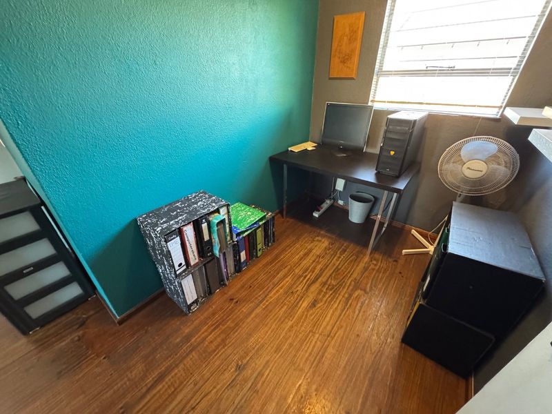 Modern Open-Plan Home with Stylish Finishes and Balcony Views - Photo 7