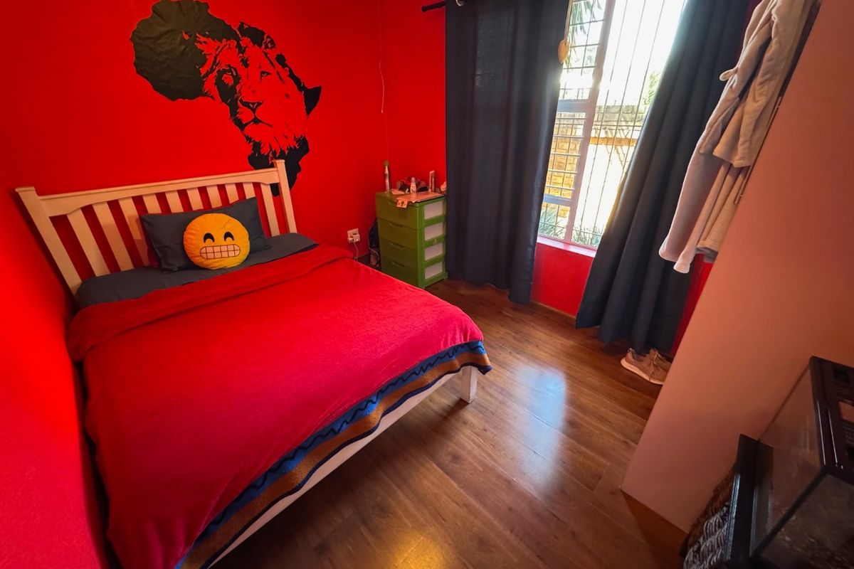 Modern Open-Plan Home with Stylish Finishes and Balcony Views - Photo 3