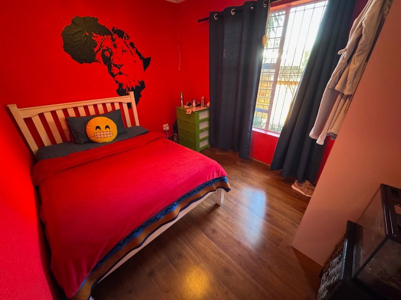 Modern Open-Plan Home with Stylish Finishes and Balcony Views - Photo 3