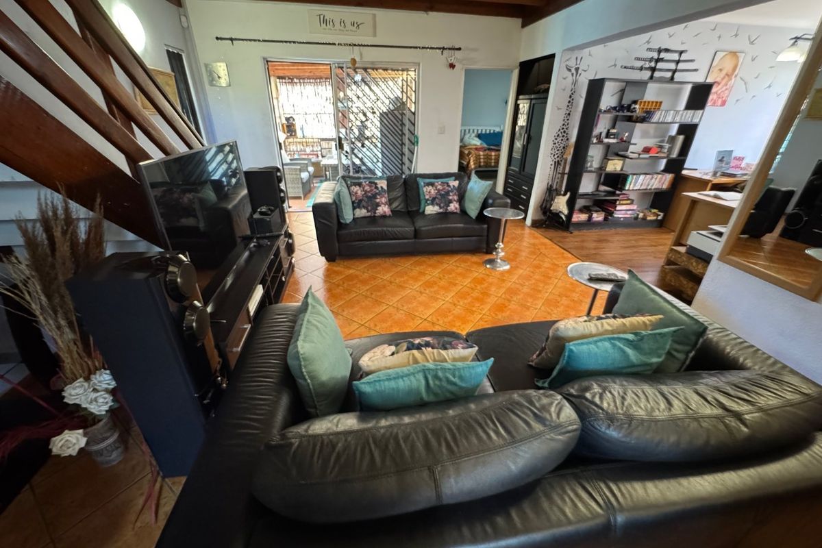 Modern Open-Plan Home with Stylish Finishes and Balcony Views - Photo 2