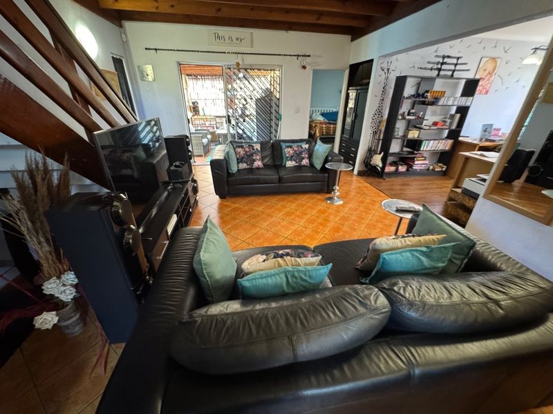 Modern Open-Plan Home with Stylish Finishes and Balcony Views - Photo 2