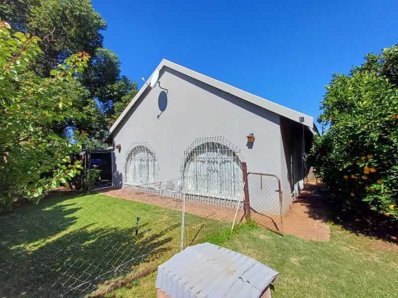 Spacious Family Home with Two Income-Generating Flats in Orkney - Photo 3