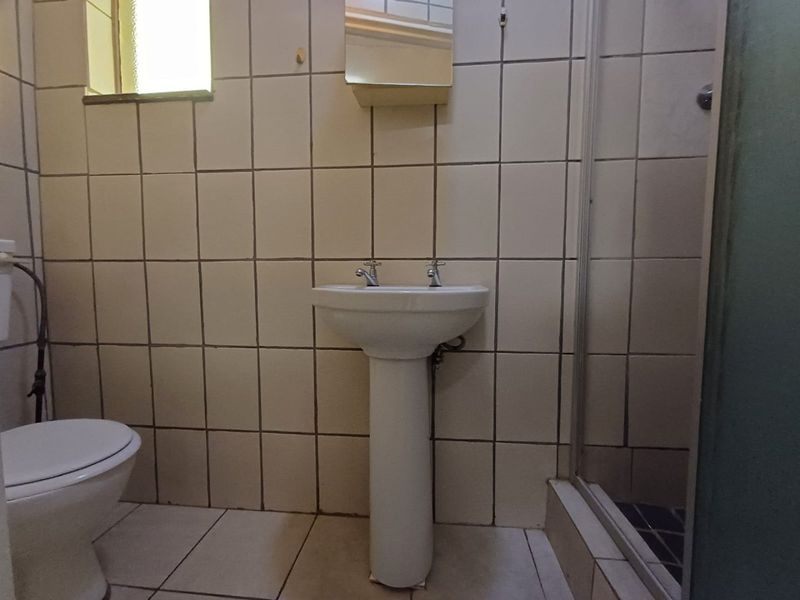 Spacious Family Home with Two Income-Generating Flats in Orkney - Photo 9