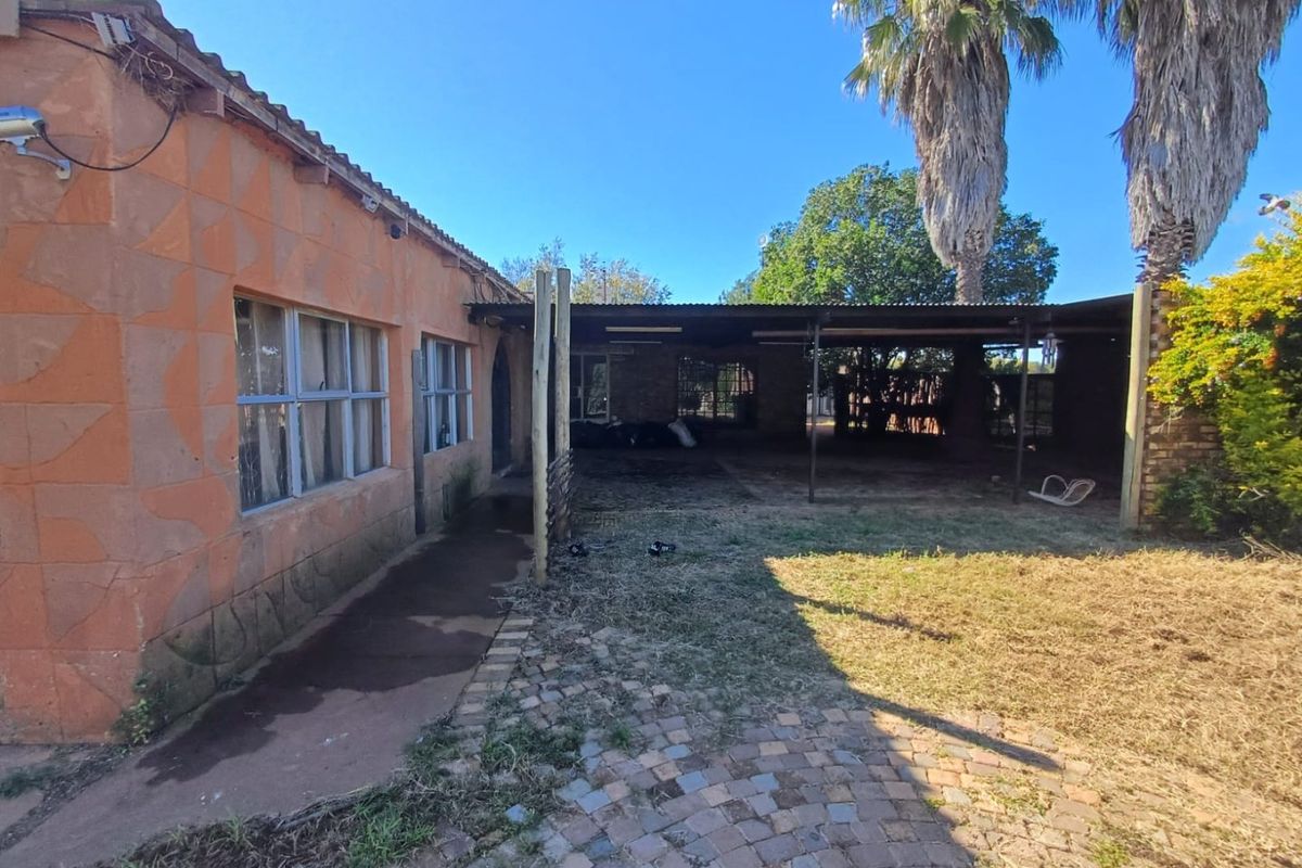 Spacious 6-Bedroom Fixer-Upper with Great Potential in Randlespark - Photo 5