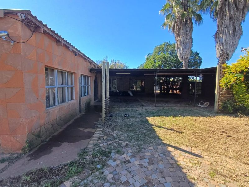 Spacious 6-Bedroom Fixer-Upper with Great Potential in Randlespark - Photo 5