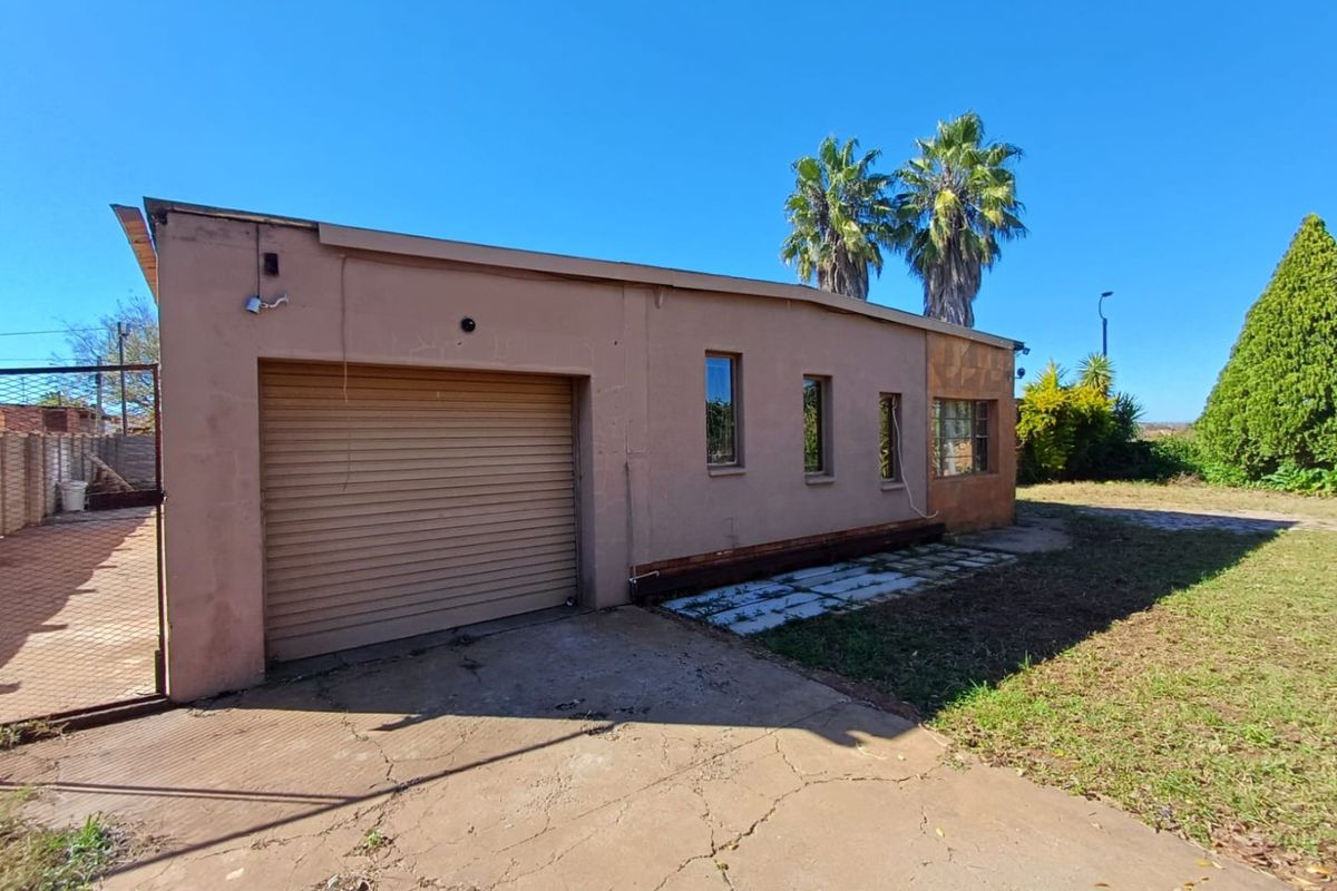 Spacious 6-Bedroom Fixer-Upper with Great Potential in Randlespark - Photo 2