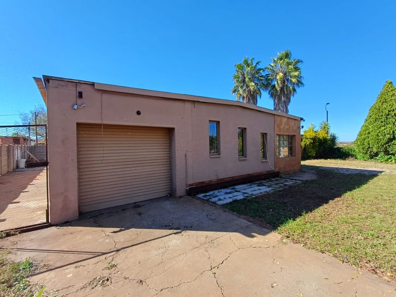 Spacious 6-Bedroom Fixer-Upper with Great Potential in Randlespark - Photo 2
