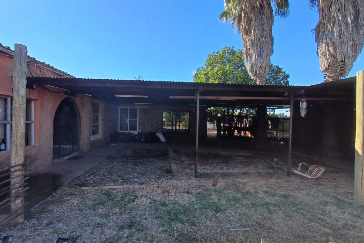 Spacious 6-Bedroom Fixer-Upper with Great Potential in Randlespark - Photo 3