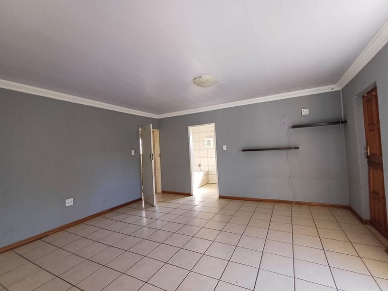 Spacious 6-Bedroom Fixer-Upper with Great Potential in Randlespark - Photo 10