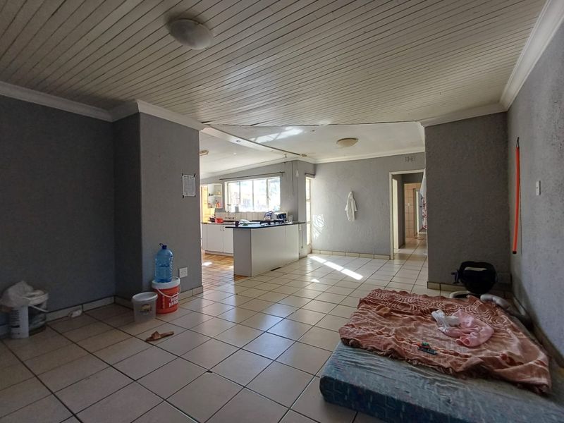 Spacious 6-Bedroom Fixer-Upper with Great Potential in Randlespark - Photo 9