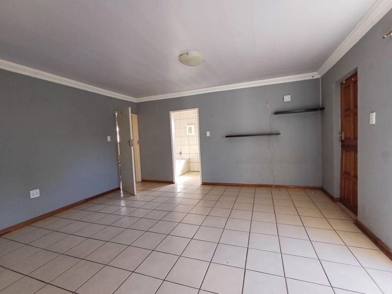 Spacious 6-Bedroom Fixer-Upper with Great Potential in Randlespark - Photo 8