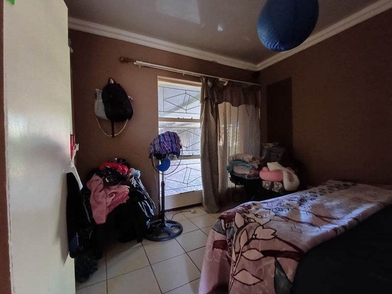 Spacious 6-Bedroom Fixer-Upper with Great Potential in Randlespark - Photo 7