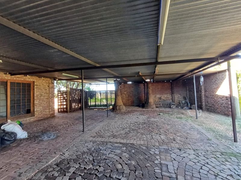 Spacious 6-Bedroom Fixer-Upper with Great Potential in Randlespark - Photo 6