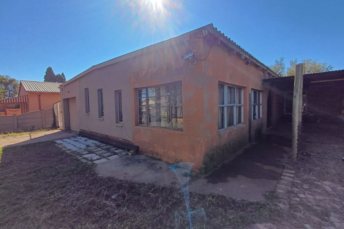 Spacious 6-Bedroom Fixer-Upper with Great Potential in Randlespark - Photo 4