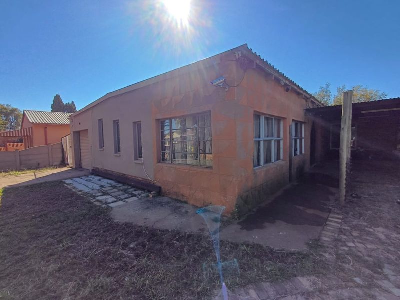 Spacious 6-Bedroom Fixer-Upper with Great Potential in Randlespark - Photo 4