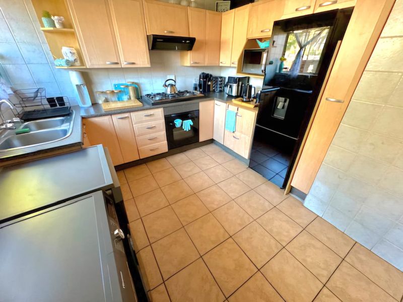 Charming Low-Maintenance Facebrick Home  - Photo 3