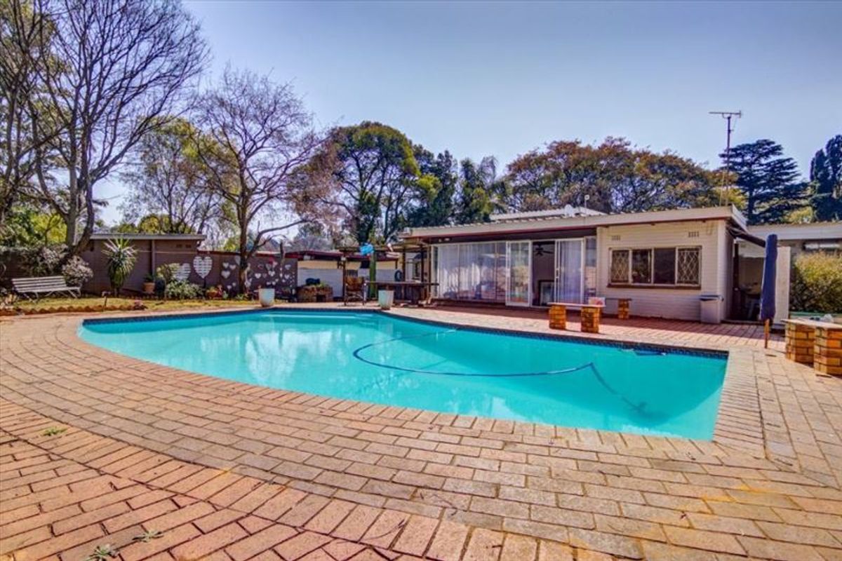 Spacious Family Retreat with Modern Comforts - Photo 3