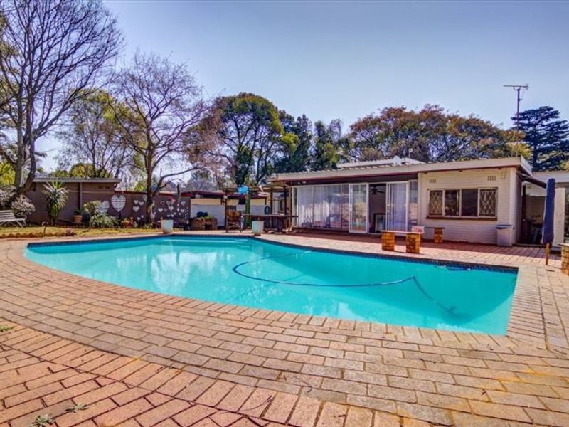 Spacious Family Retreat with Modern Comforts - Photo 3