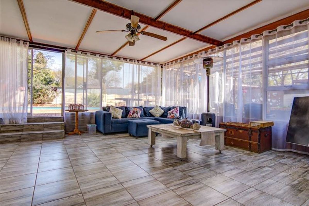 Spacious Family Retreat with Modern Comforts - Photo 2