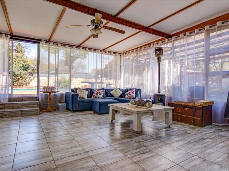 Spacious Family Retreat with Modern Comforts - Photo 2