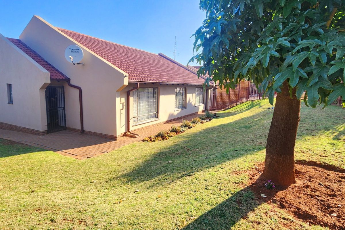 Step Into Luxury & Comfort in This Family Home in Laudium - Photo 2