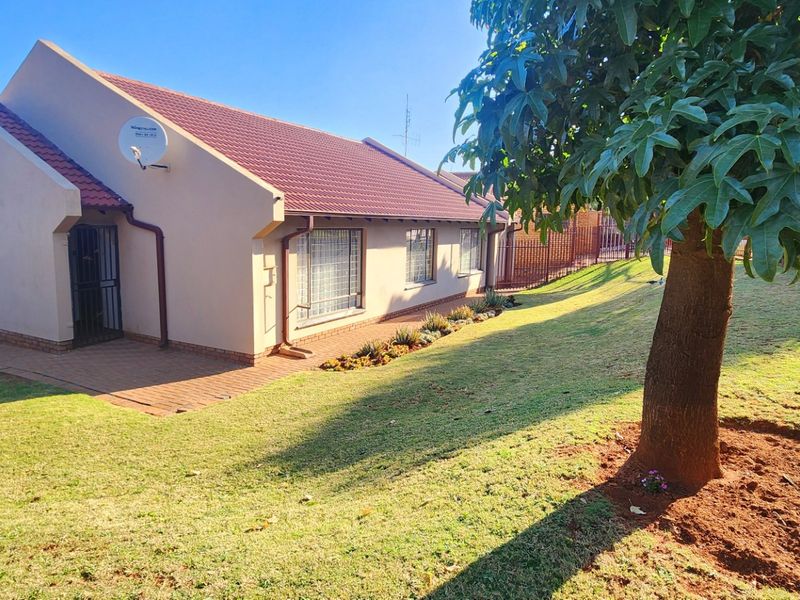 Step Into Luxury & Comfort in This Family Home in Laudium - Photo 2