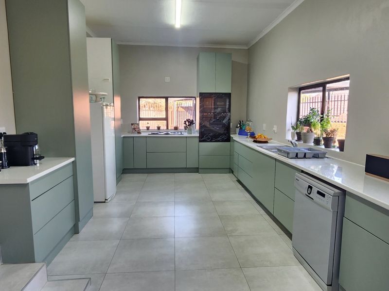 Step Into Luxury & Comfort in This Family Home in Laudium - Photo 8