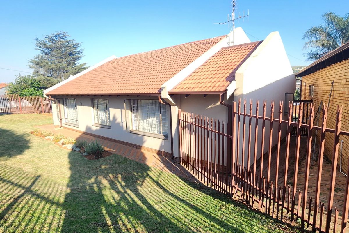 Step Into Luxury & Comfort in This Family Home in Laudium - Photo 3