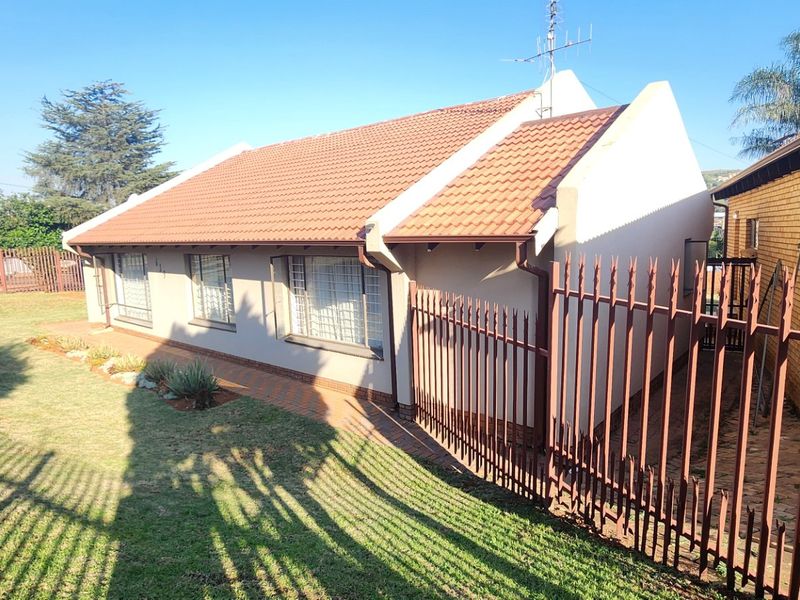 Step Into Luxury & Comfort in This Family Home in Laudium - Photo 3