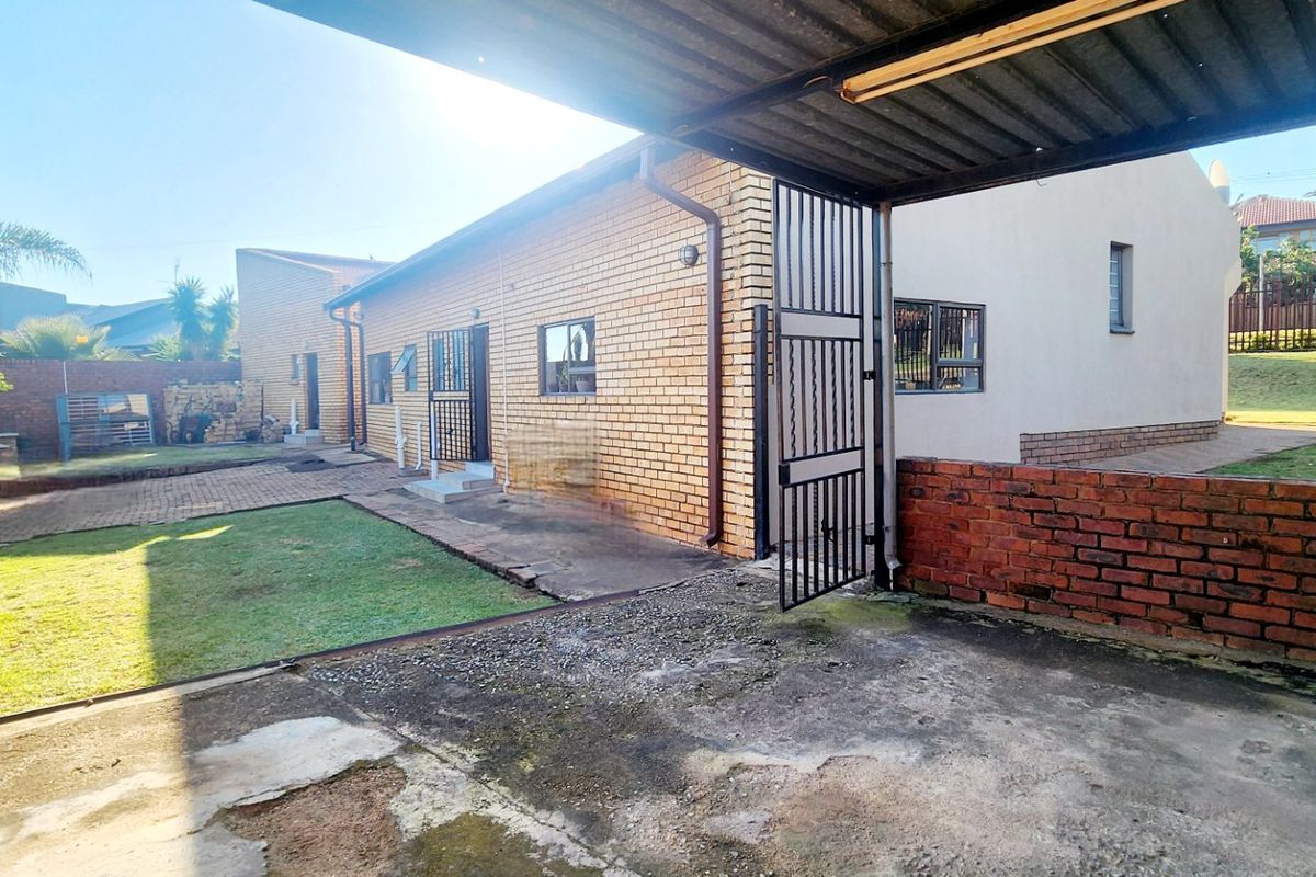 Step Into Luxury & Comfort in This Family Home in Laudium - Photo 5